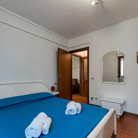 Angelica - Piano Terra Con Terrazza, Piscina E Garage Appartement